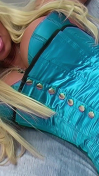 La sexy milf bionda tettona kyla kroft in un arrapante bbc scopata interrazziale con un cazzo nero duro di 9 pollici