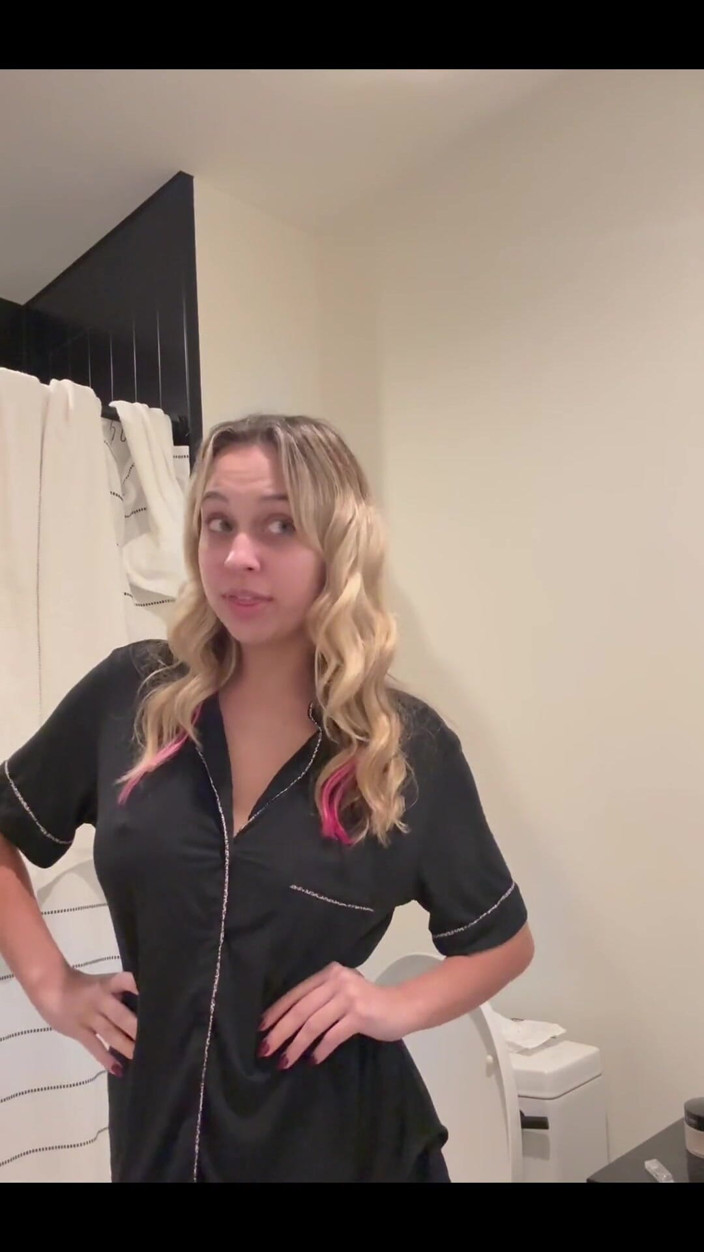 Tiffstreatsxoxo: Peeing Into the Toilet of My Airbnb While Hovering Over...