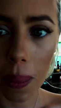 Nicole Aniston показывает, как именно она удовлетворяет ее свидания в постели
