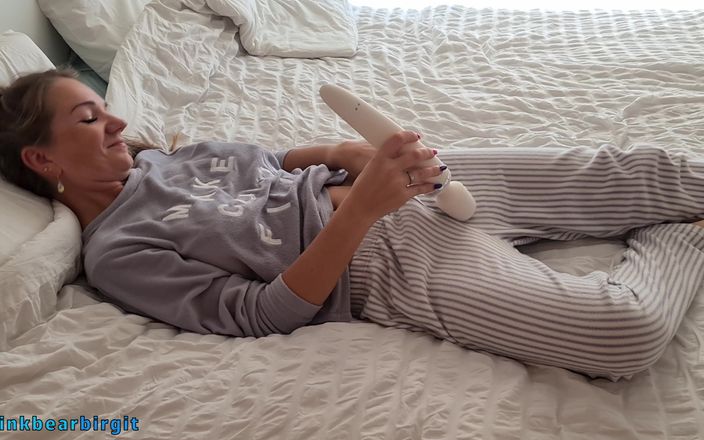 Pinkbearbirgit: Une MILF avec une baguette magique