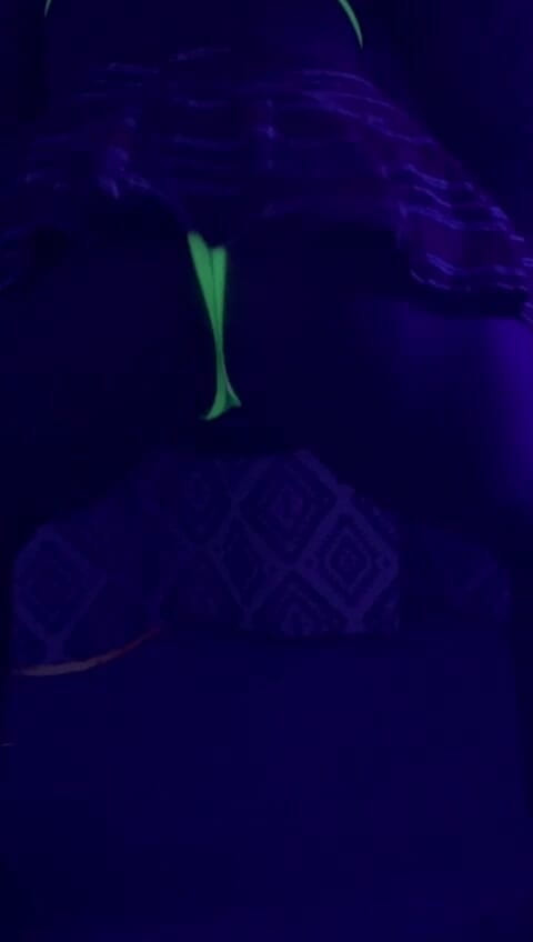 Caramela Sluty Wife: Twerking idealna ciało krótka spódnica neonowa bielizna z bliska MILF...