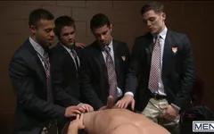 Amigos do dormitório compartilham um com o outro em frat gangbang