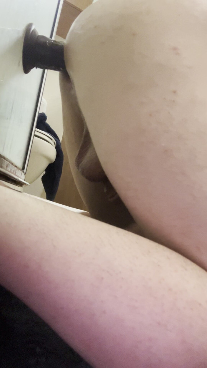 Kate Cummings: Une boi blanche se penche par terre avec un gros...