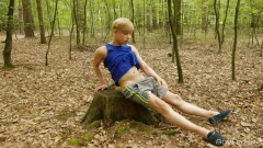 Sexy blonďatá teenagerka si v lese honí a prstí si zadek
