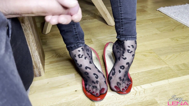 Goddess Lena: Cum on ballerina nylon feet