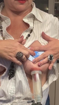 49세 MILF는 여전히 모유를 병에 담고 있습니다.