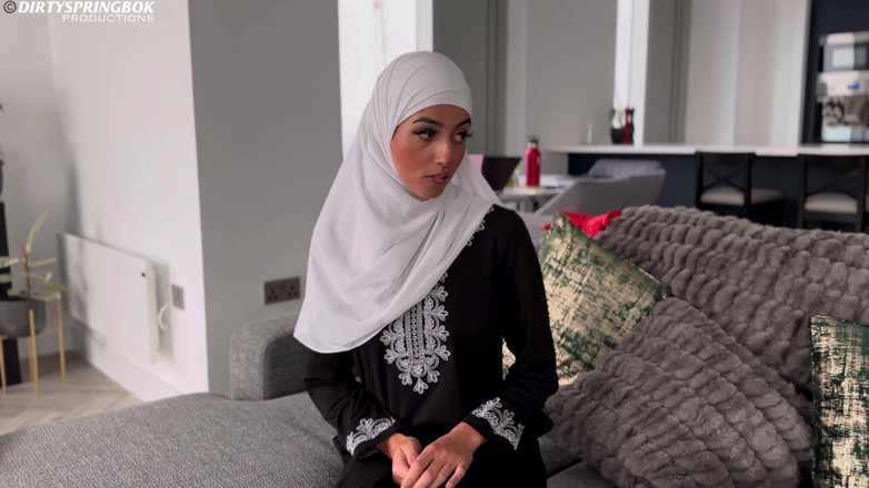 Aaliyah Yasin: Une soubrette musulmane surprend son patron en branlette