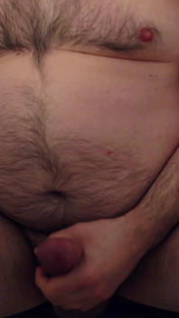 Papa in weißen briefen wichst sperma-show auf hamster