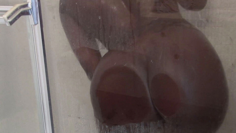 CBD Media Interracial: 巨乳アフリカの熟女は大きな黒コックに乗る前にシャワーを浴びました