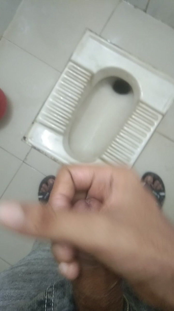 Viral_tiktokar: I Went to the Office Bathroom and Beat Myself up