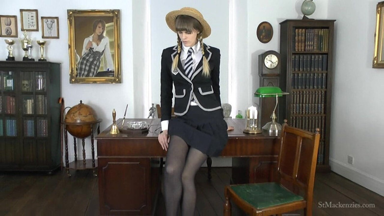 St Mackenzie's Archive: Melissa se déshabille et joue avec ses collants