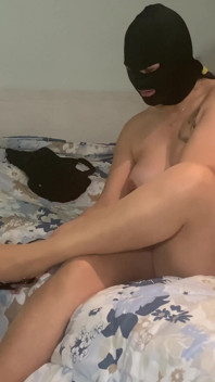 Une MILF en collants te dit comment te branler la bite à la perfection