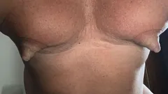 Brincando com meus mamilos bombeados