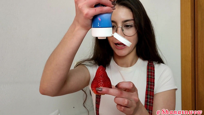 Shanaxnow: Shana Food fetish ke saath stroberi