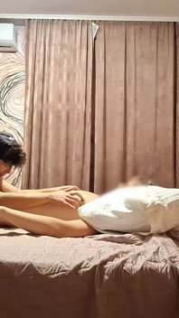 J’ai convaincu l’étudiant russe de baiser sa copine et d’essayer le sexe gay avec moi !
