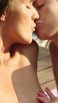 Lesbianas Cachondas Lamiendo Coño En La Piscina Y Al Aire Libre