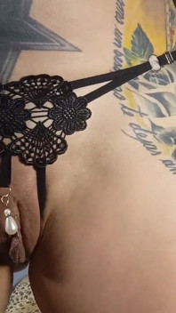 Een klein striptease-spel om mijn nieuwe zwarte lingerie te modelleren, inclusief orgasme en spuiten