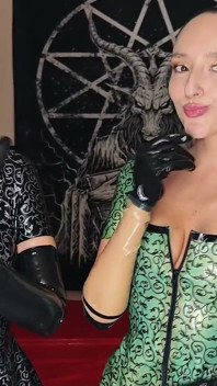 Să se masturbeze cu un penis adevărat în mănuși de latex de la două domina