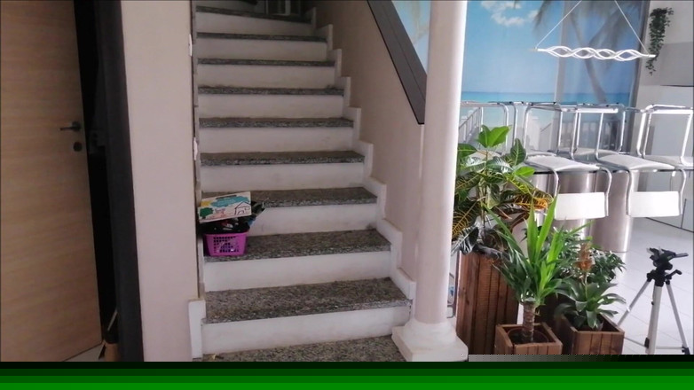 Yvonne: Pemujaan kaki selama pekerjaan rumah tangga