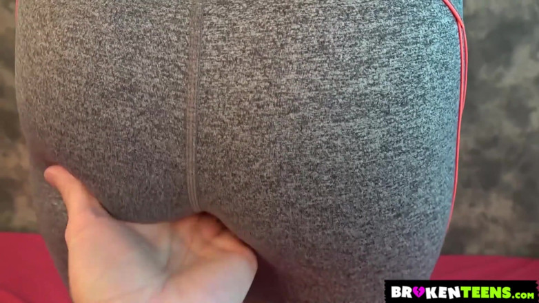 Broken teens: Sexy tätowierter teenager Ariel Wuze bekommt gesichtsbesamung in pOV