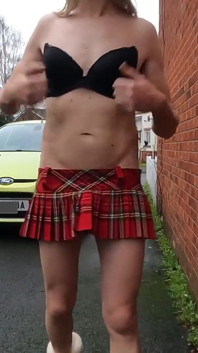 Flaca trans con polla muy dura