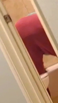 욕조를 청소하는 거유 할머니
