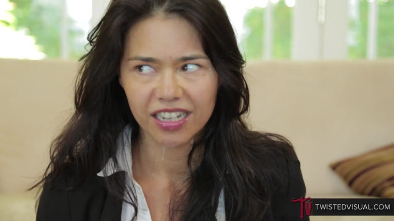 Twisted Visual: Une bombasse asiatique reçoit deux grosses bites noires