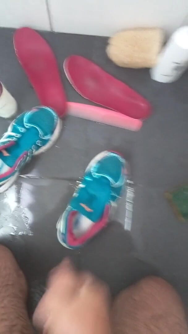 Sneakerfetish_BR: Tenisky šukají Asics v koupelně