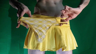 HeIsSooThin: Liten gul pläd rem under gul kjol