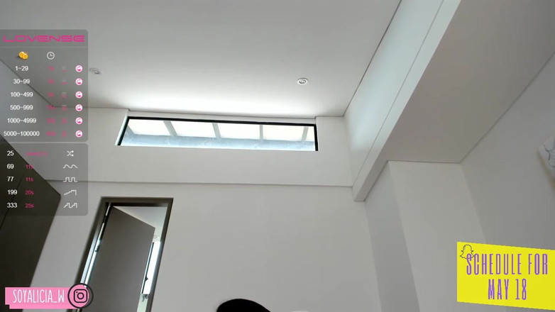 Cute Alice: Hezká Latina s nevinným obličejem aplikuje krém na její povislý...