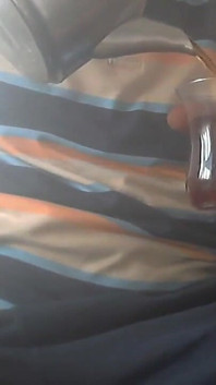 Turecký mistr si hraje se svým velkým čůrákem a stříká v živém vysílání