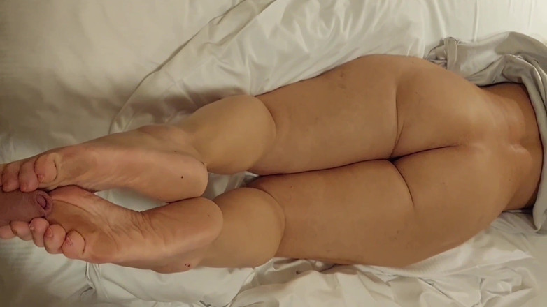 Selena701: Зрелая блондинка жена ногами в любительском видео