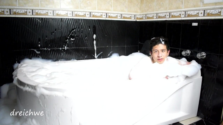 Dreichwe: Bermain di jacuzzi