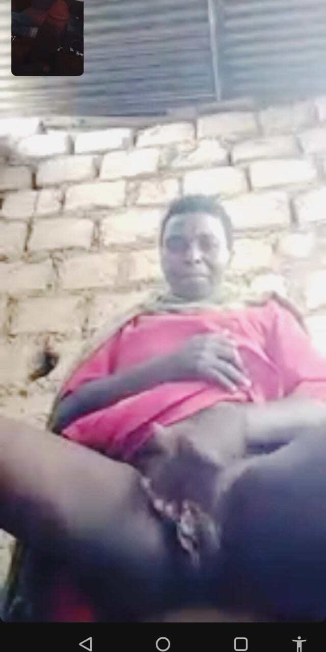 Me and my new slut: Зріла жінка з племені Хадзабе під час відеодзвінка з коханим чоловіком, не питайте мене, де вона отримала телефон.