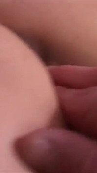 Transgressieve milf krijgt een vuist in haar kont geduef en geniet ervan