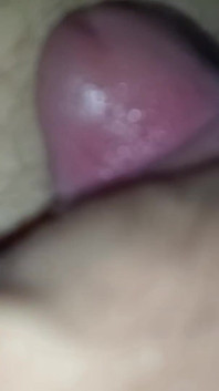 Yarağımı şortumdan çıkararak sünnet derisi ve döl öncesi ile oynuyor