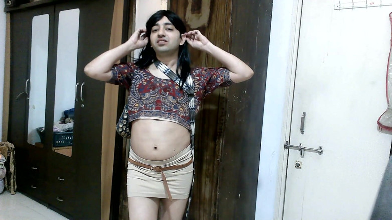 Cute & Nude Crossdresser: Sexy sissy crossdresser femboy sweet lízátko v tištěné haleně a...