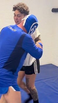 Kourtneyinked v gemaskerde ruiter