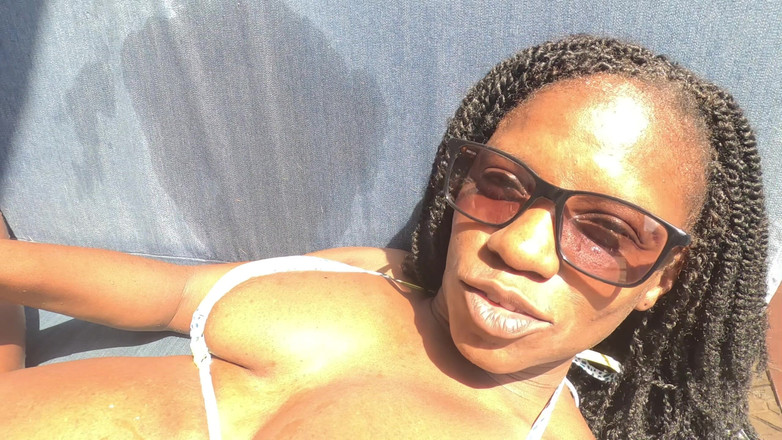 Black Swan: Tabu dip, ırklararası çift neredeyse havuzda bir an yaşıyorken yakalanıyor