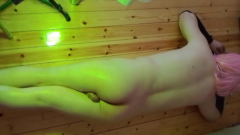 Kitty_Cross: 甜美的变性人女孩穿着超大的柔软连帽衫摆姿势