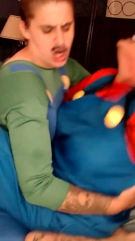 Lesben-Cosplay Mario und Luigi Scissoring