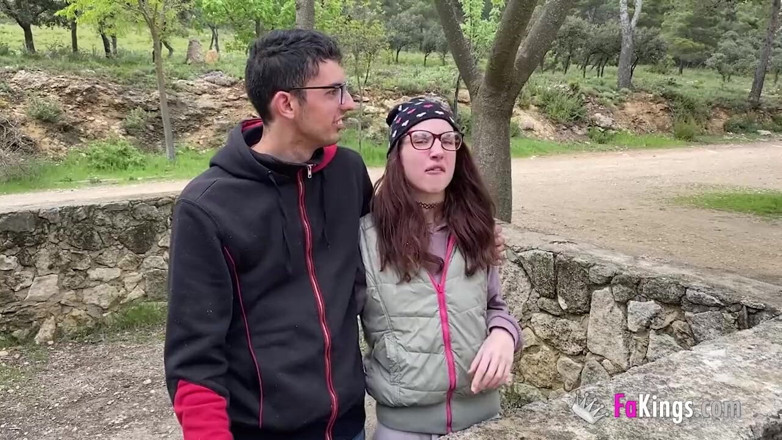 FAKings: Cuplul de la țară caută un futai la țară. Experiența în aer liber...
