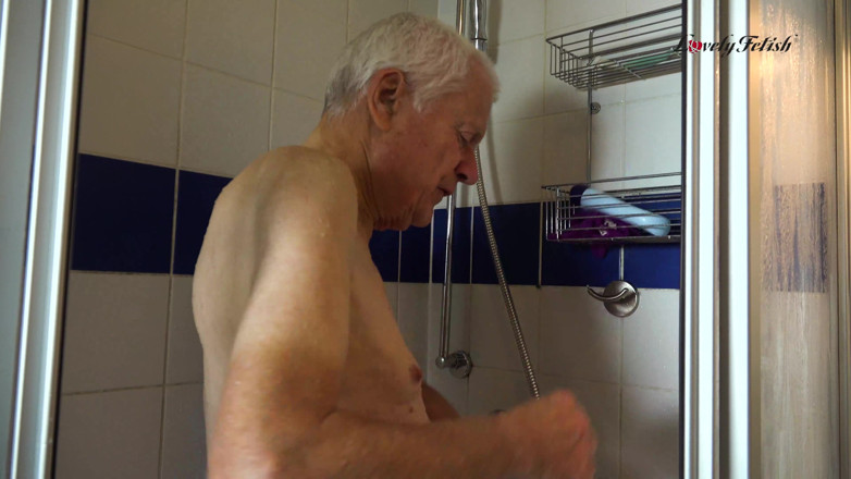 Lovely Male Fetish: Wysłany pod prysznic i ogolony