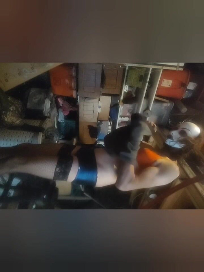 K8e Snow: Travestito seducente che si spoglia e stuzzica in un deposito...