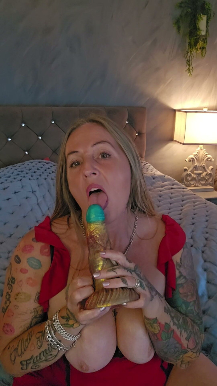 Kitty James: Wanita dengan dildo merah ini lagi muasin memeknya pakai dildo...