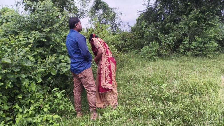 Sona bhabhi: Odia Village жена дома жесткий - основной трах с ее бойфрендом в лесу, жена Odia секс в лесу