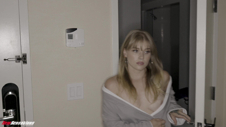 HotwifeXXX: 完美无瑕的Madison sky帮助他忘记他已婚