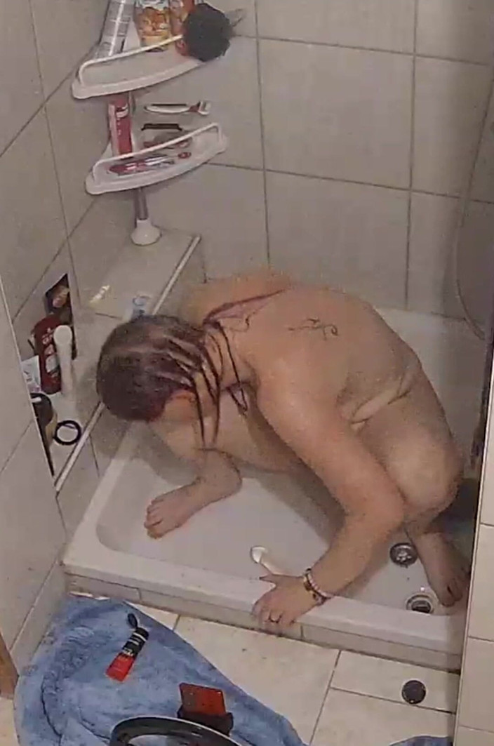 KittieNoOne: Camera o surprinde pe soție călărind un vibrator la duș