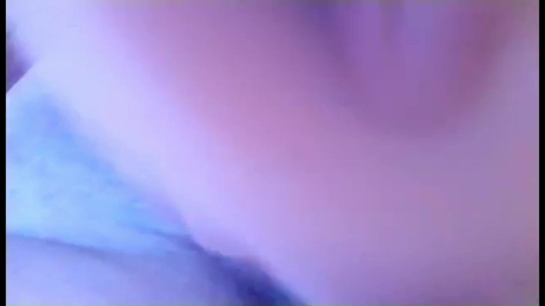 Alex e Bianca: 継母はこっそり自分が自慰行為をしている動画を継息子に送り、最終的に彼にセックスを頼みます。