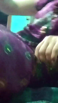 Crossdresser gay indio en sari rosa presionando y ordeñando sus tetas tan duro y disfrutando del sexo hardcore
